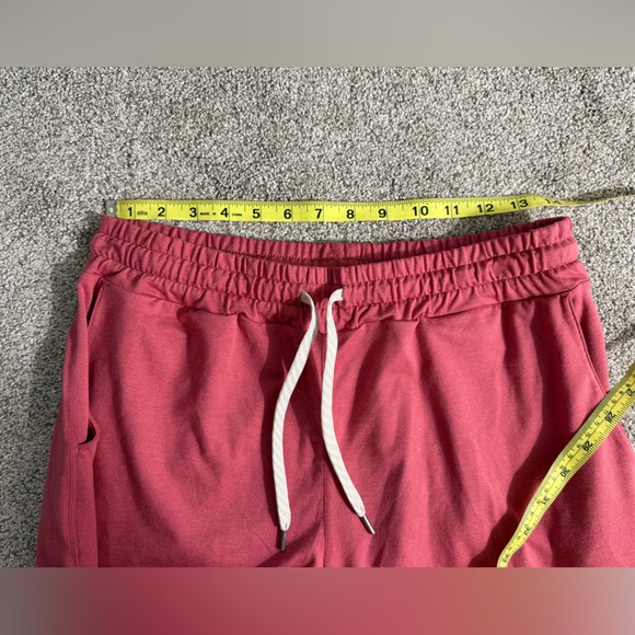 Vuori Performance Joggers in Sierra Heather Pink Red Size Medium DreamKnit - Picture 13 of 16